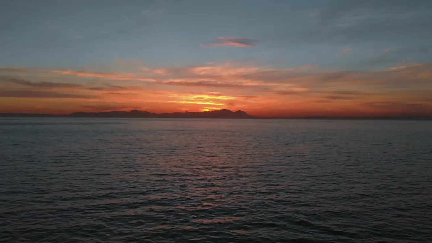 Zonsondergang boven de zee