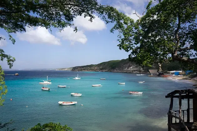 Baai met boten en Caribische kust
