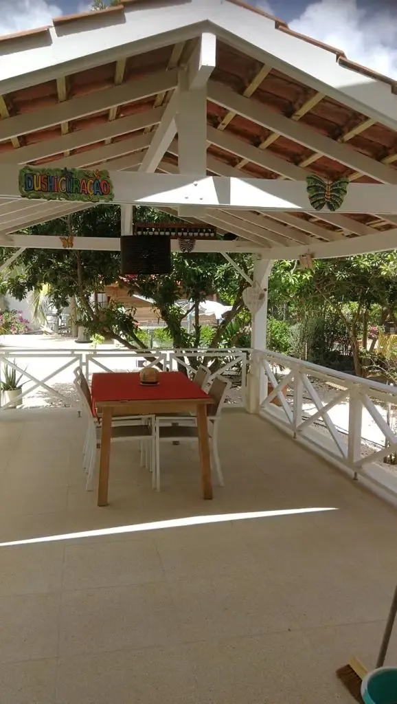 Overdekt houten terras met eettafel